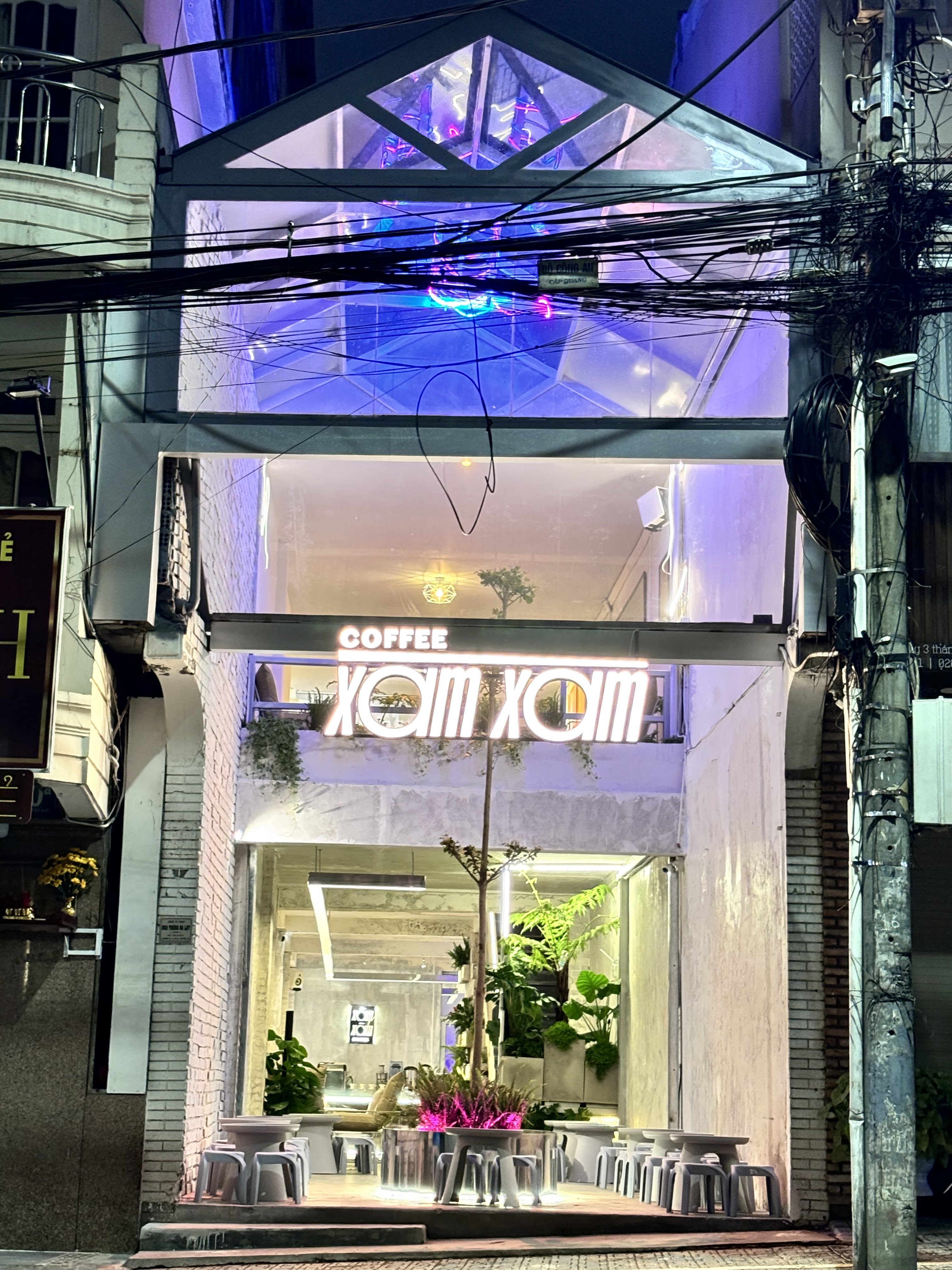 Ly bạc xỉu nóng trên đĩa nhôm, hơi nước bốc nhẹ.