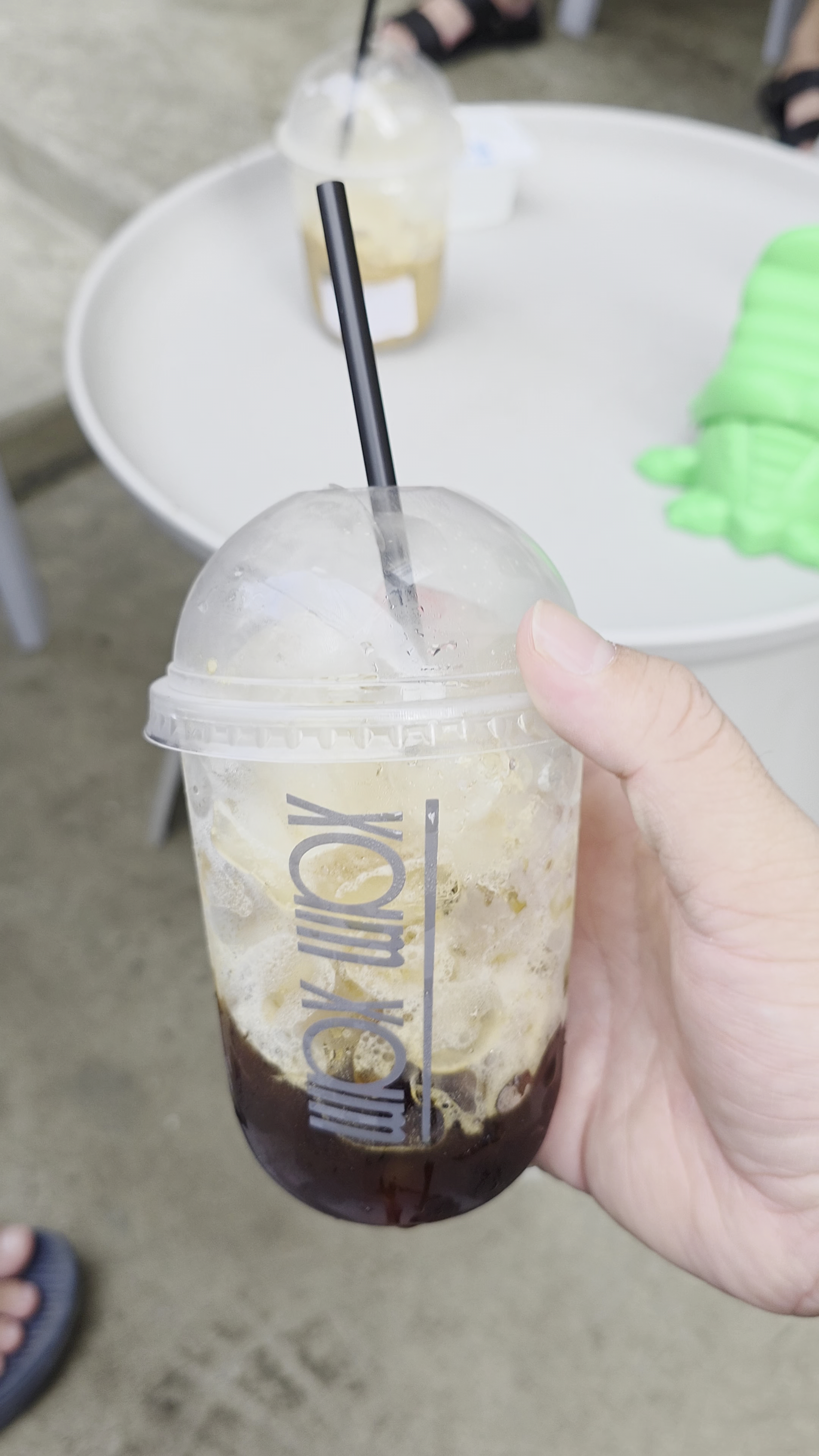 Lối vào Xàm Xàm coffee buổi tối, đèn vàng hắt ra vỉa hè Đà Lạt.