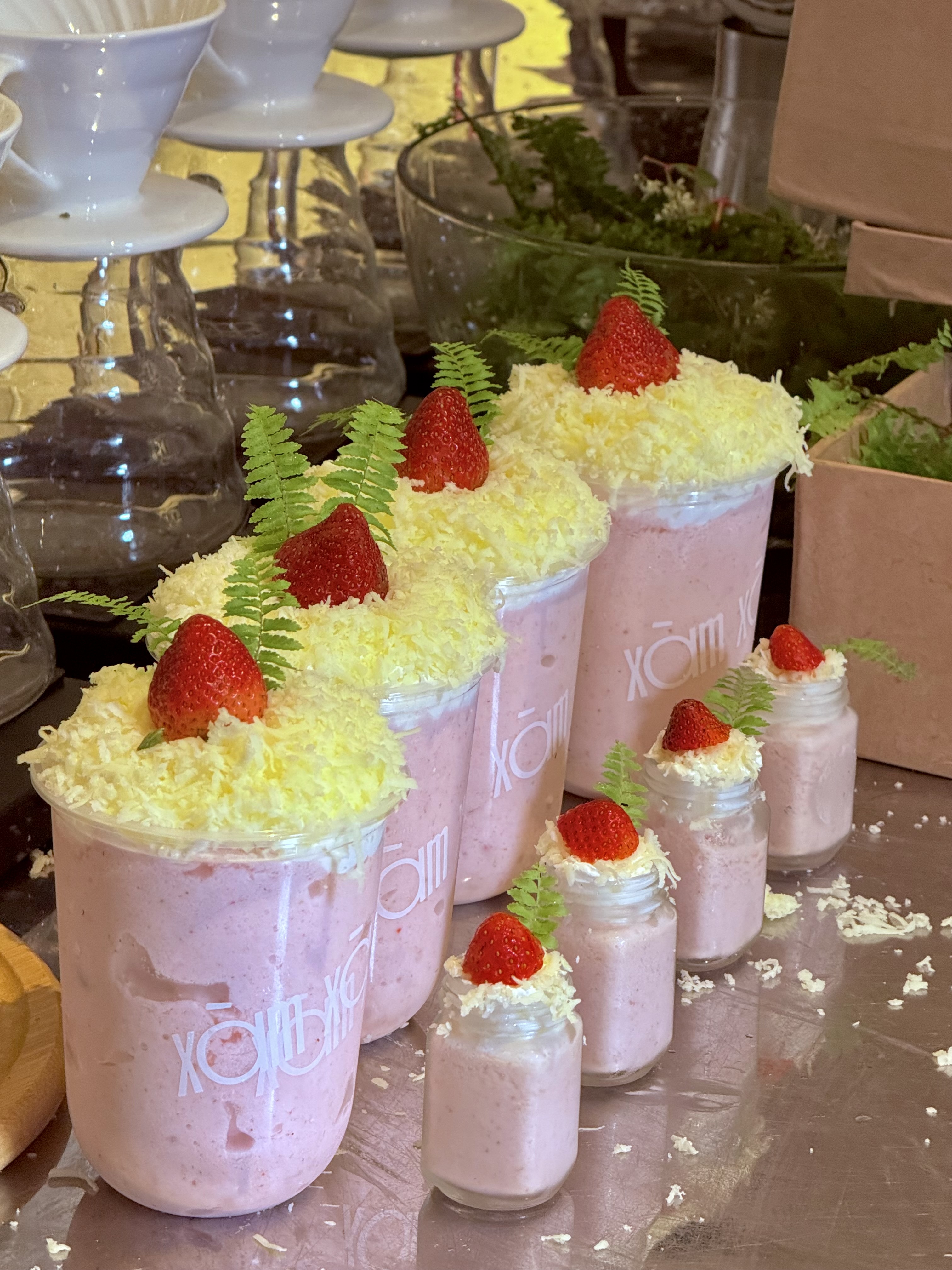Tay barista đang cân hạt cà phê trước khi xay.
